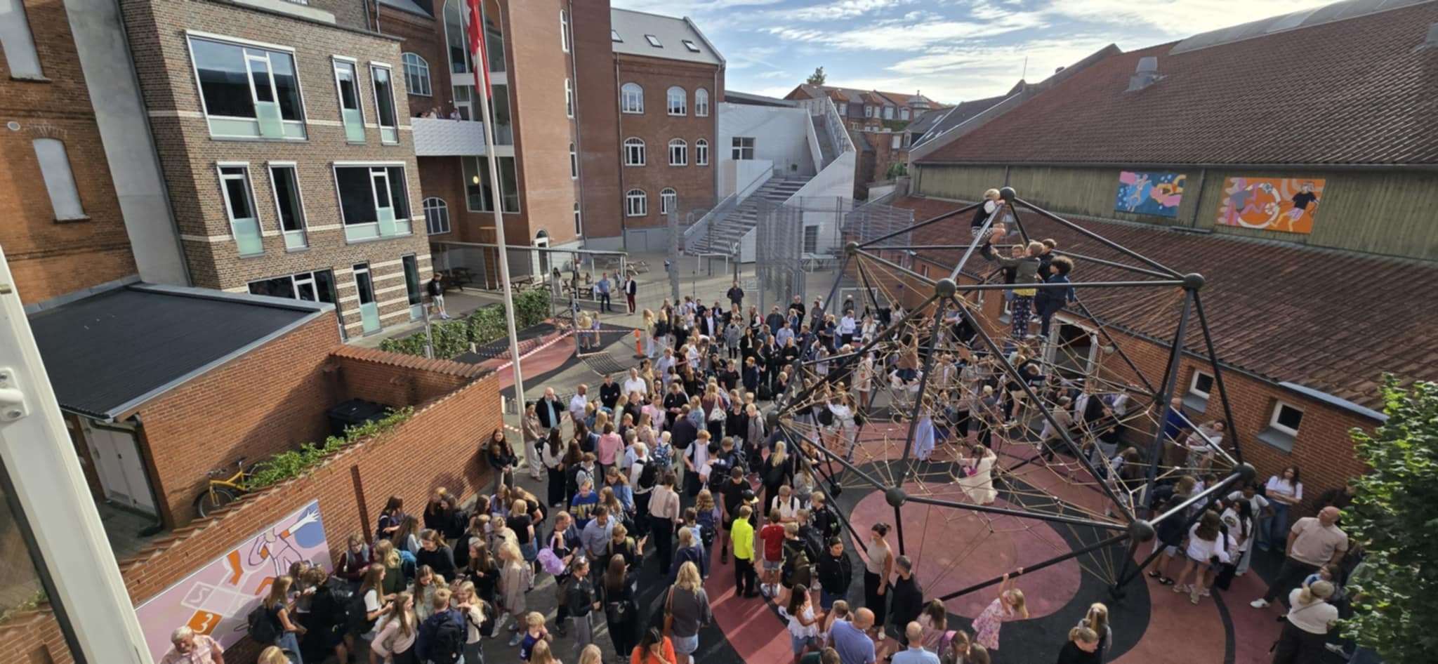 i skolegården he7